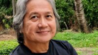 Potret Herry Gendut Janarto, sosok penulis pekerja yang konsisten memperkaya dunia literasi dan sastra populer Indonesia. Potret Herry Gendut Janarto, Sosok Penulis Pekerja Yang Konsisten Memperkaya Dunia Literasi Dan Sastra Populer Indonesia