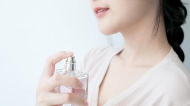 Semprot Parfum ke Leher Bisa Berbahaya. Ini Fakta dari Dokter Kulit Semprot Parfum Ke Leher Bisa Berbahaya
