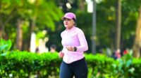 Sepatu lari baru dengan warna cerah selalu sukses menjadi sumber motivasi Rahma Sarita untuk rutin berlatih. Sepatu Lari Baru Dengan Warna Cerah Selalu Sukses Menjadi Sumber Motivasi Rahma Sarita Untuk Rutin Berlatih